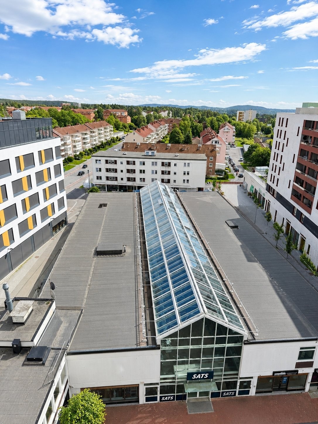 Fra leiligheten har du utsikt ned mot både SATS og Deichman og KIWI. Her bor du svært sentralt, med det meste du trenger i hverdagen rett i nærheten. Galleribilde