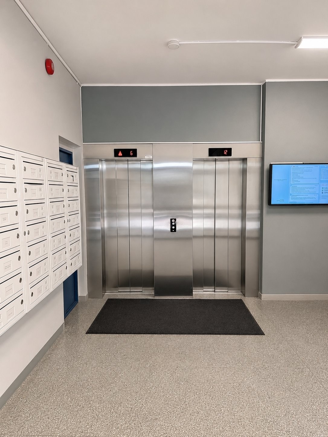 Ryddig og velholdt inngangsparti med postkasser. Galleribilde