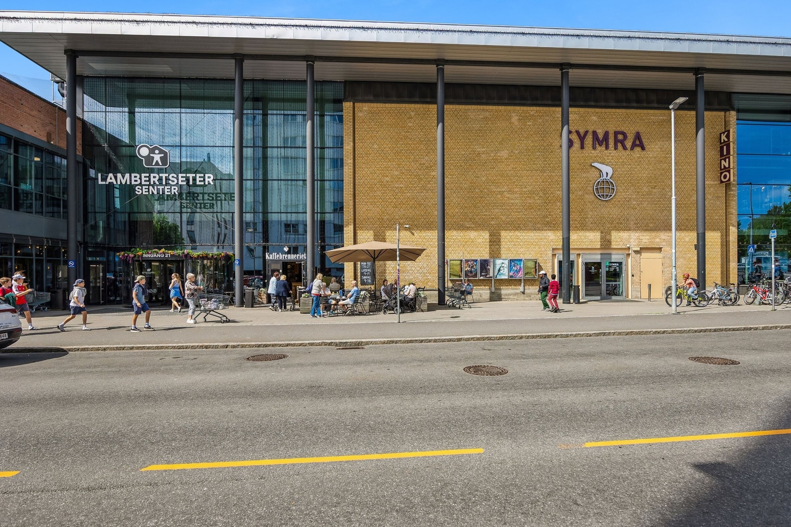 Kort vei til Lambertseter Senter med et bredt utvalg av butikker, serveringssteder og servicetilbud. Her finner du blant annet dagligvarebutikker som MENY, i tillegg til apotek, kaféer og andre hverdagslige tjenester. Galleribilde