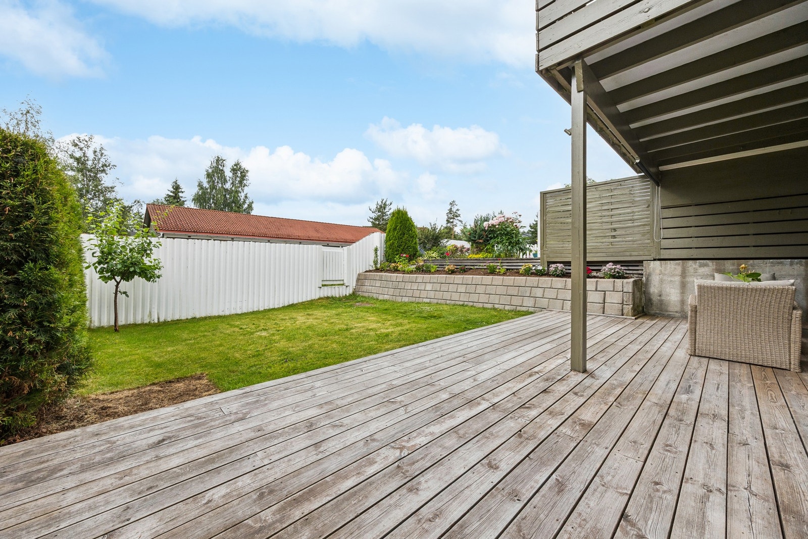 Her ligger det godt til rette for utemøbler, grilling og fine oppholdsdager i sommersesongen. Galleribilde