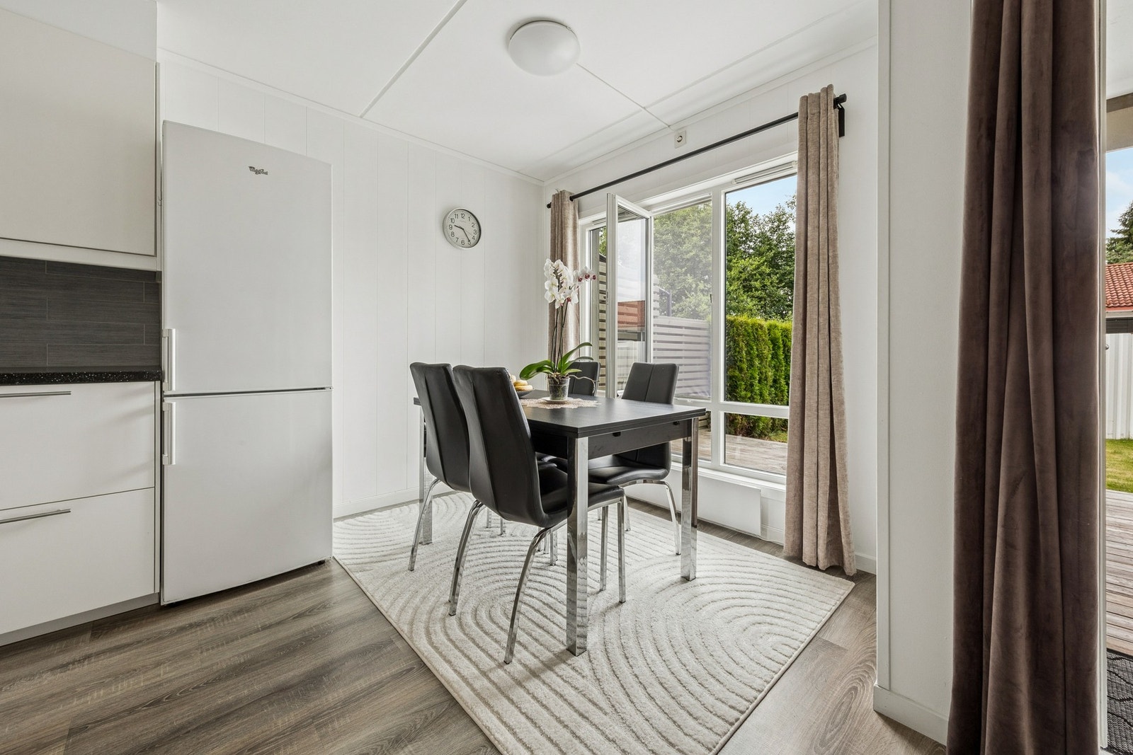 Koselig spiseplass ved vindu. Galleribilde