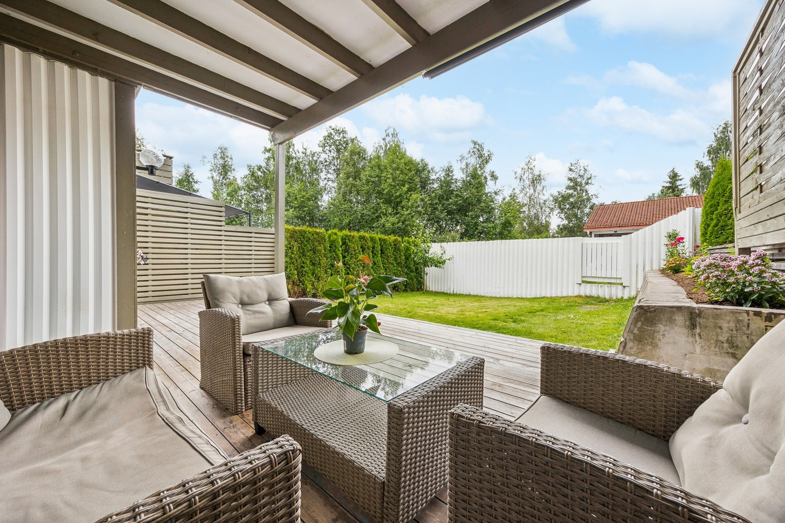 Terrasse/hage med gode solforhold - skjermet for innsyn. Galleribilde