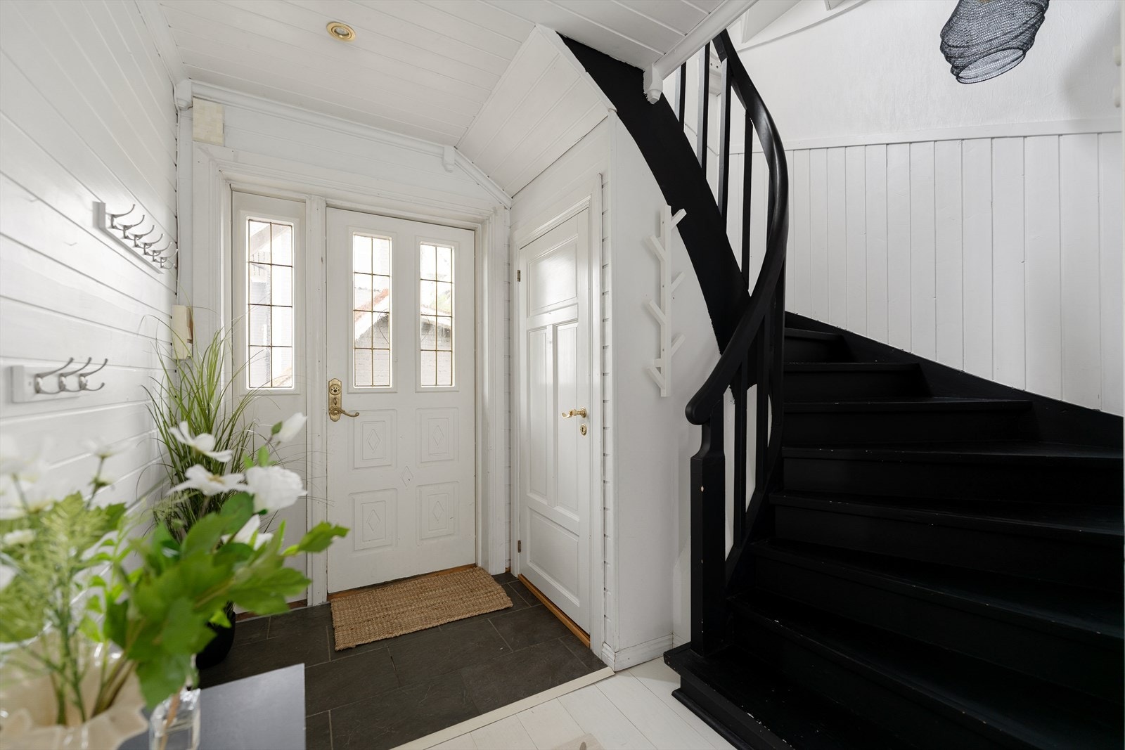 Stilfull entré med god oppbevaringsplass for yttertøy. Galleribilde