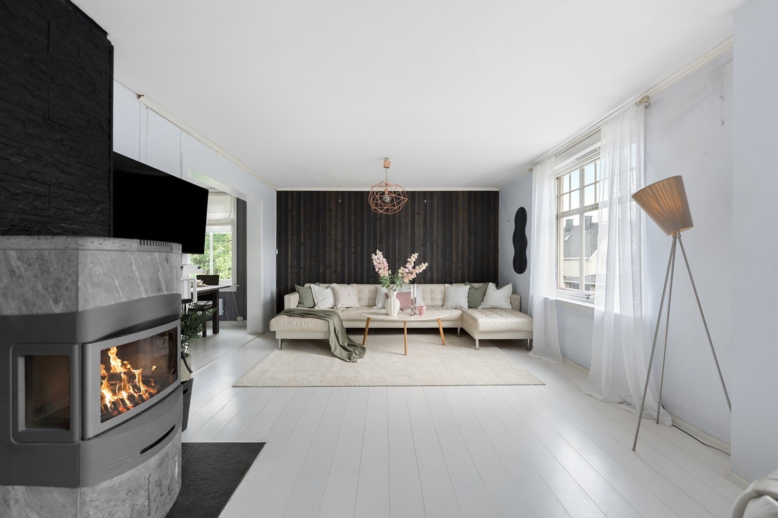 Innbydende sofakrok med naturlig tilknytning til spisestue og kjøkken. Galleribilde