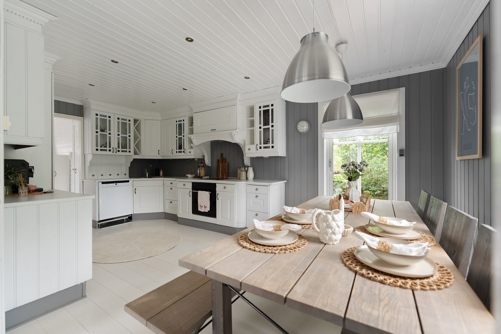 Spisebord i åpen løsning mot kjøkken - perfekt for sosiale måltider. Fra kjøkken er det adkomst til terrasse. Galleribilde