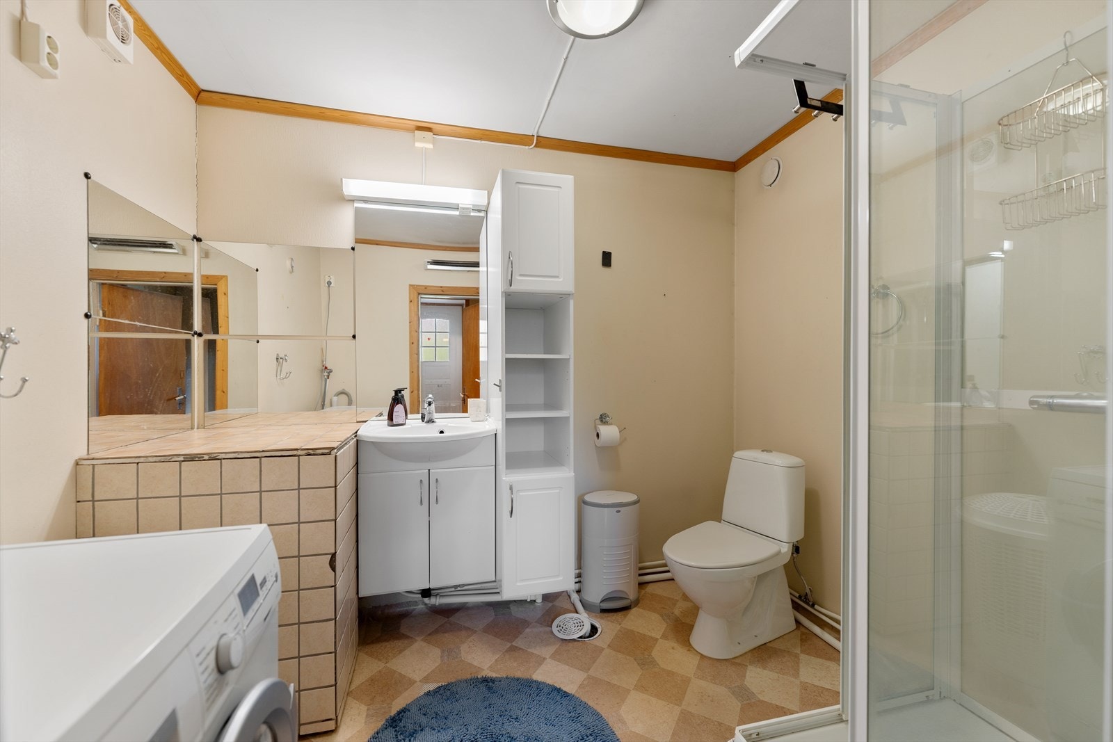 Badet har innredning med nedfelt servant, toalett, dusjkabinett og opplegg for vaskemaskin. Galleribilde