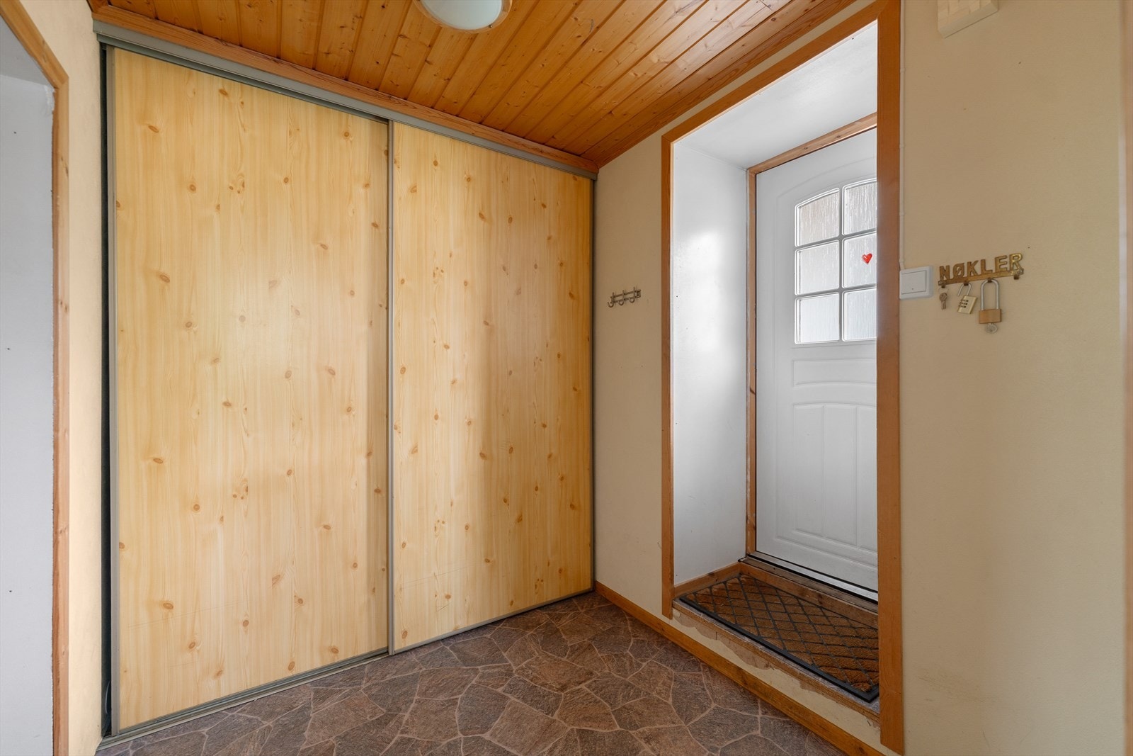 Egen inngang og en romslig entré med gode oppbevaringsmuligheter for tøy og utstyr. Galleribilde