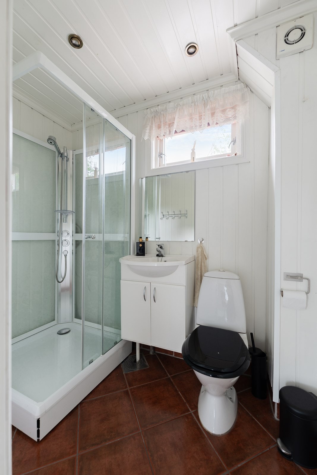 Badet har flislagt gulv med elektriske varmekabler. Galleribilde