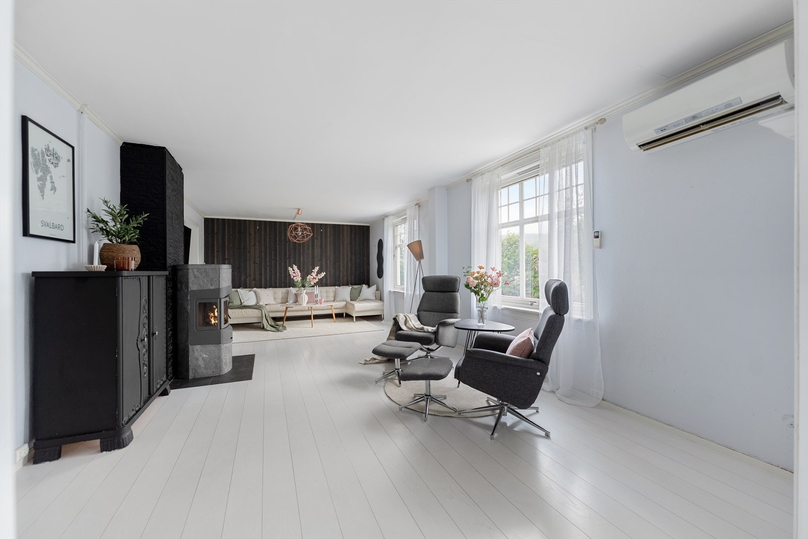 Innbydende stue med godt lysinnslipp og plass til flere møbleringssoner. Galleribilde