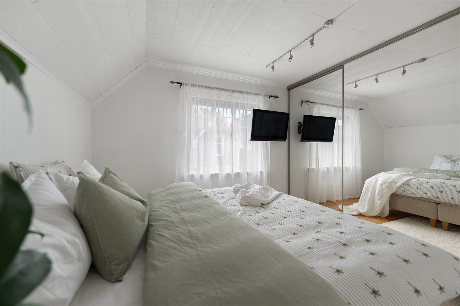 Soverom 2- Stort og lyst soverom med praktisk skyvedørsgarderobe med speilfronter Galleribilde