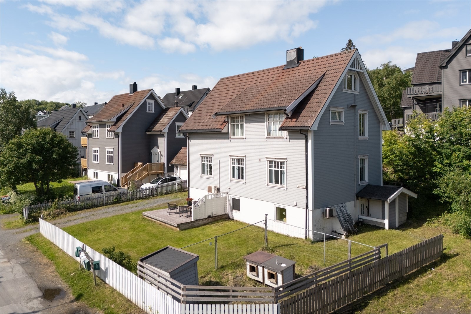 Tomten er opparbeidet med plen og gruset innkjørsel. Galleribilde
