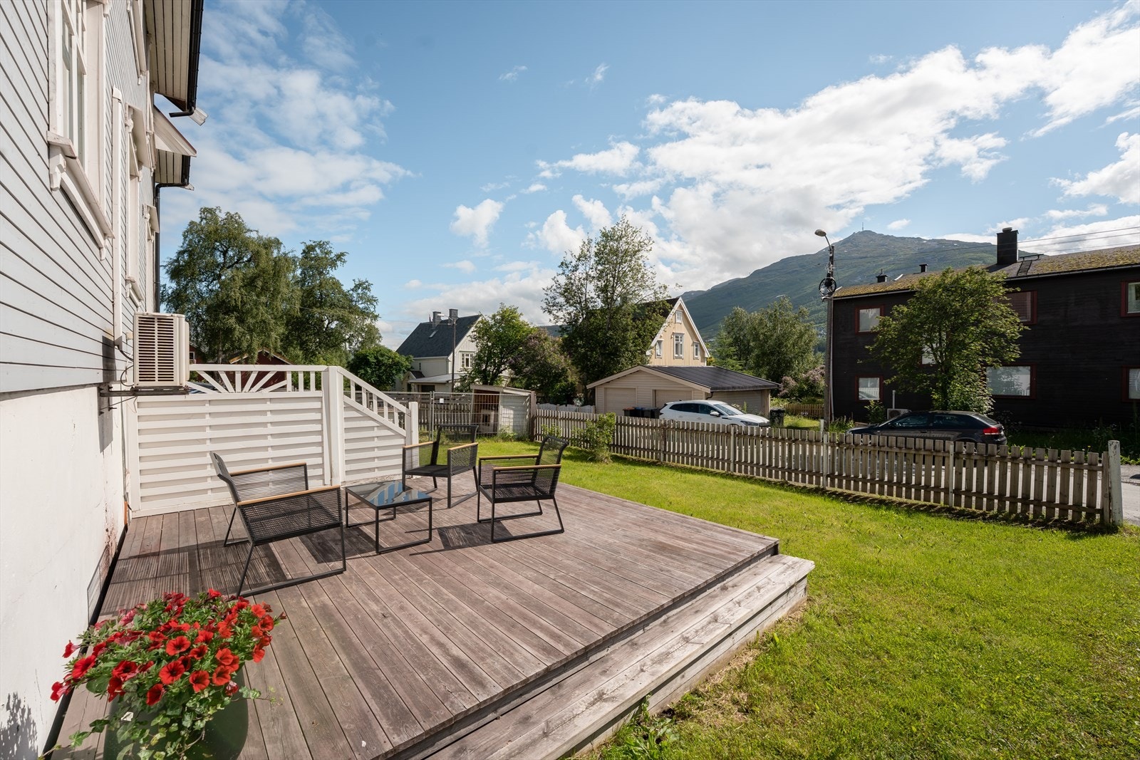 Platting i front av boligen, her kan du nyte solen! Galleribilde
