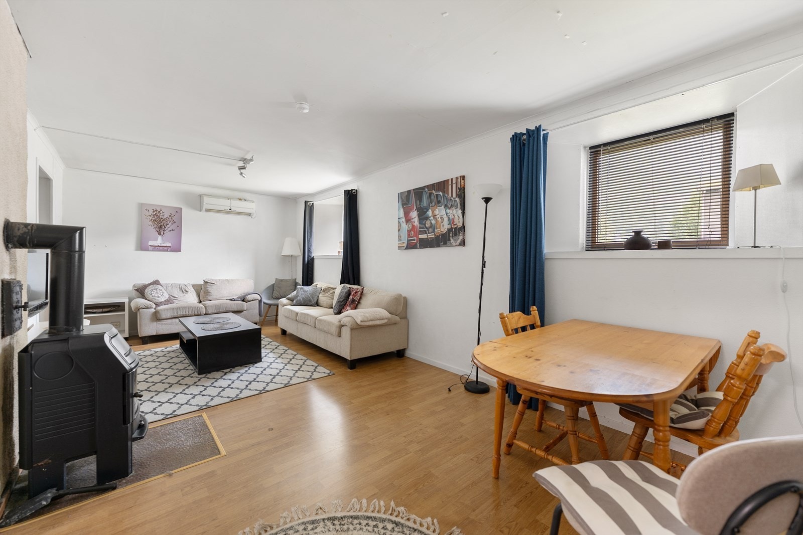 Rommet har plass for møblering i flere soner, samt vedfyring. (rommet er ikke bruksendret/godkjent til dagens bruk) Galleribilde