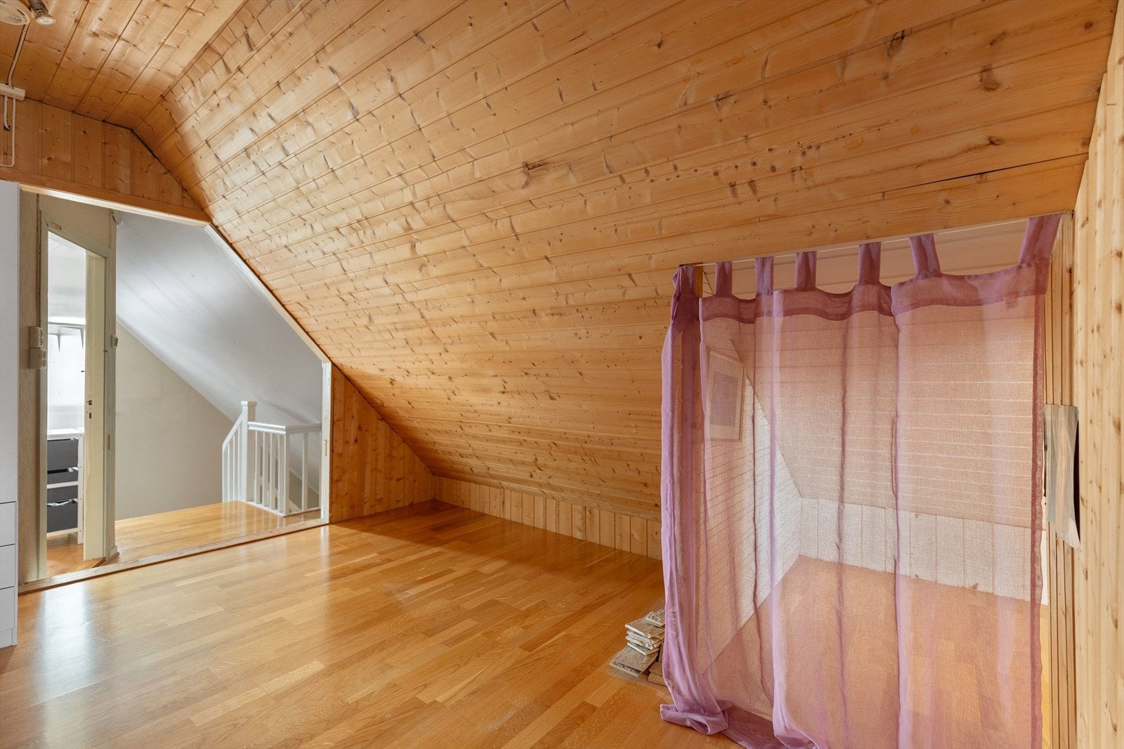 Rom på loft Galleribilde