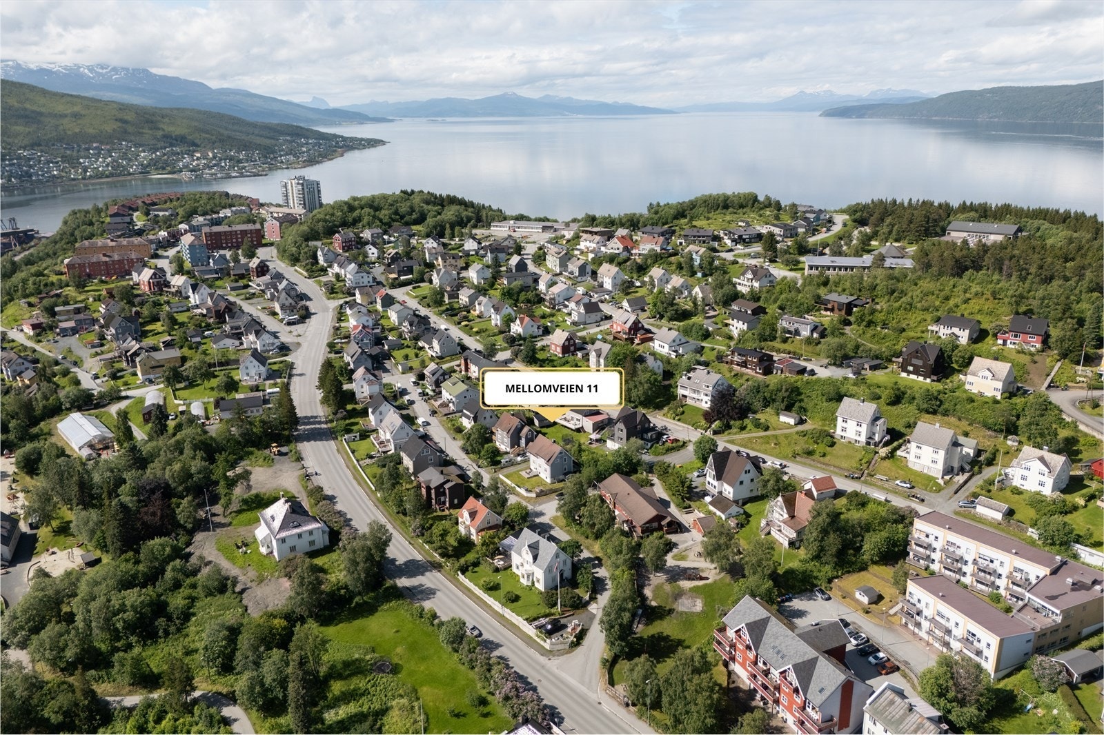 Attraktiv beliggenhet med kort vei til skole, idrettshall og svømmehall. Kun ca. 10 minutters gange til sentrum. Galleribilde