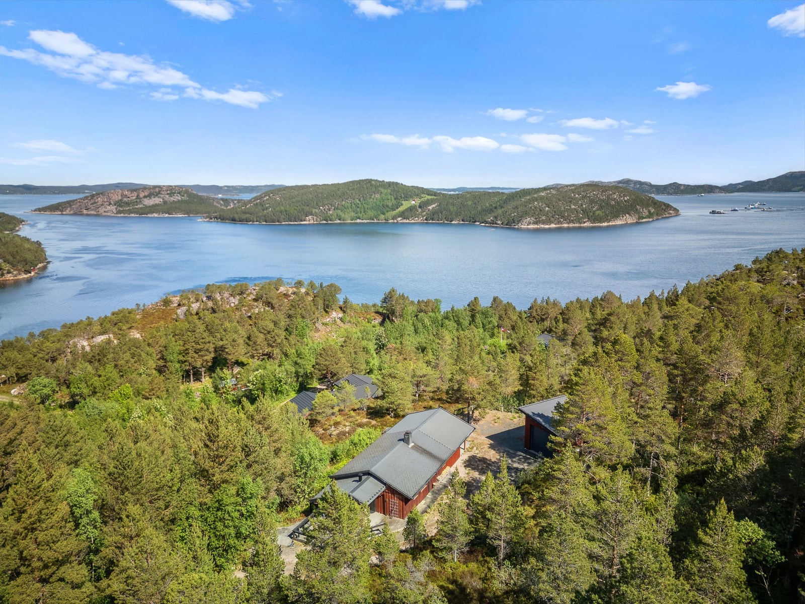Eiendomsmegler 1 v/ Sindre Belsås har gleden av å presentere denne flotte hytta med båtplass i marinaen. Galleribilde