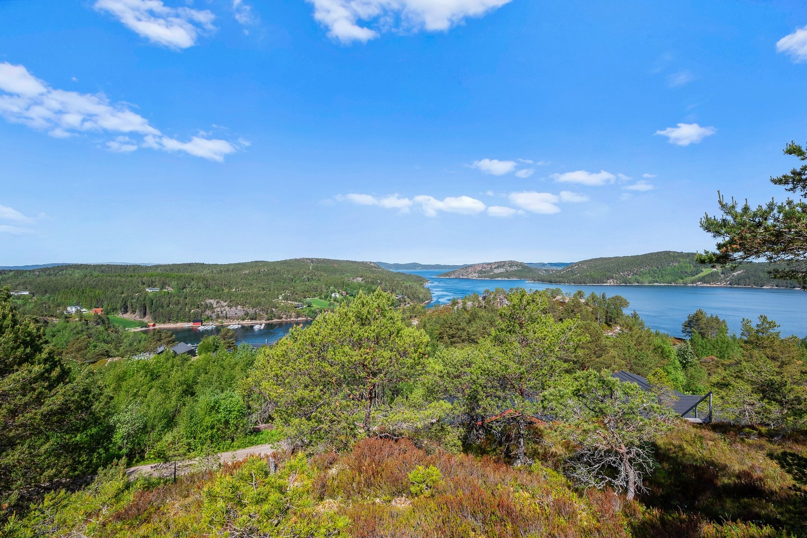 Fra eiendommen har du fantastisk utsikt mot fjorden. Galleribilde