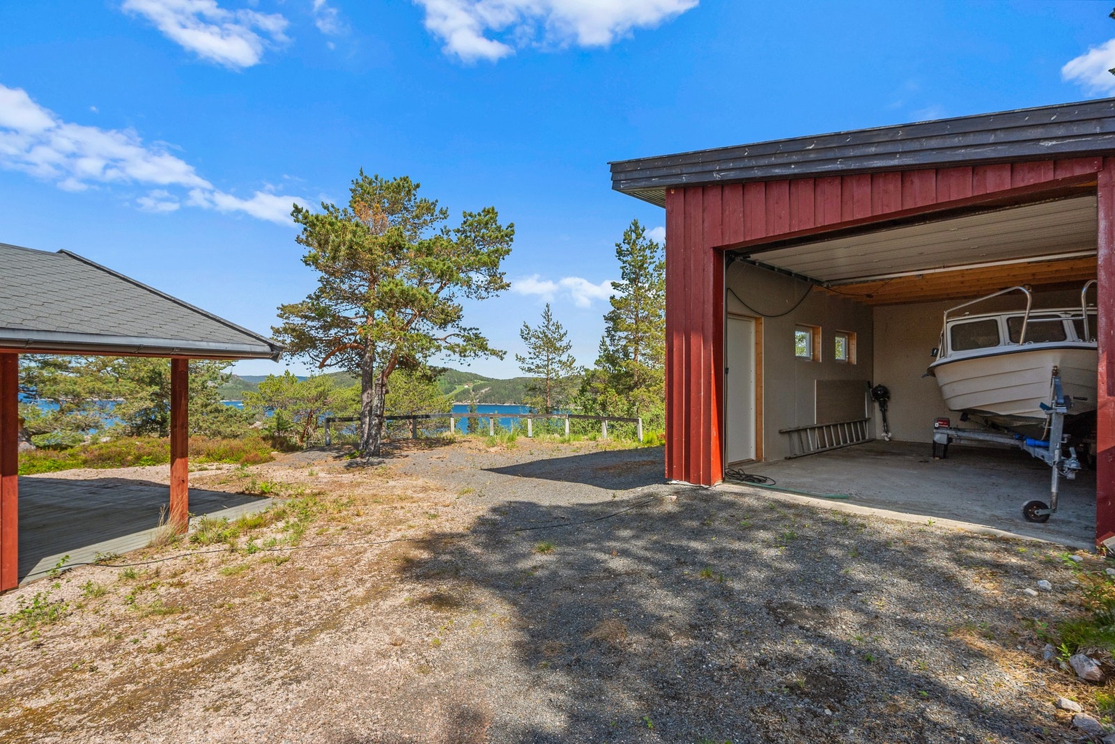 På eiendommen står det en stor garasje i tillegg til hytta. Her har man gode lagringsmuligheter. Galleribilde