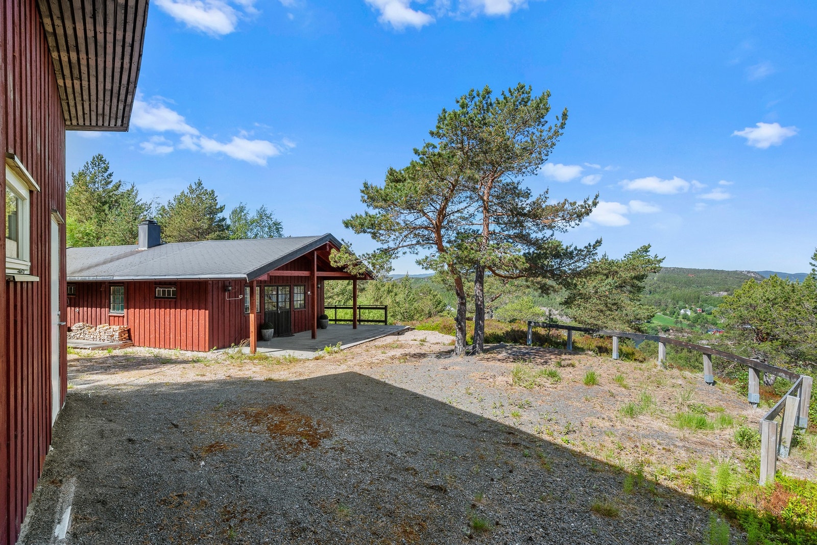 PÅ eiendommen har du en stor gårdsplass med plass til flere biler og båter. Galleribilde