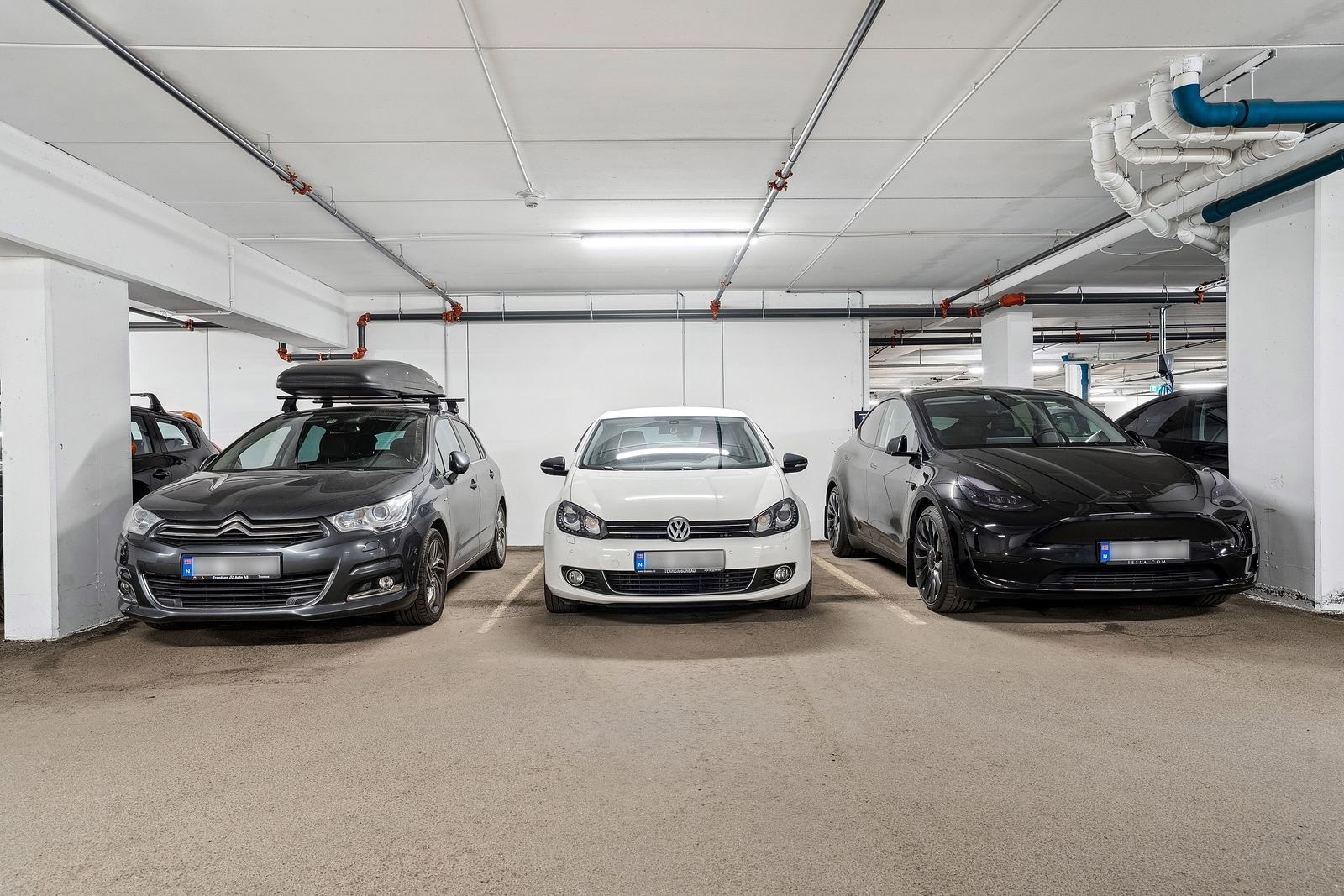 Det medfølger en fast parkeringsplass i garasjekjeller med egen elbil-lader.