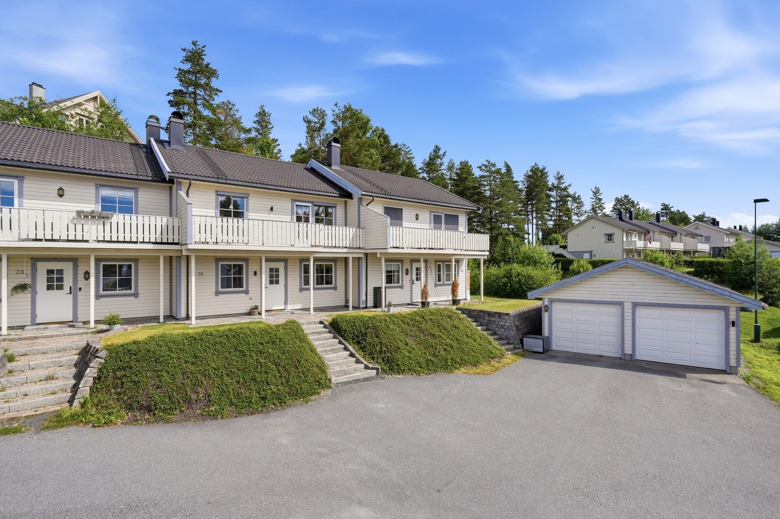 Asfaltert gårdsplass. Galleribilde