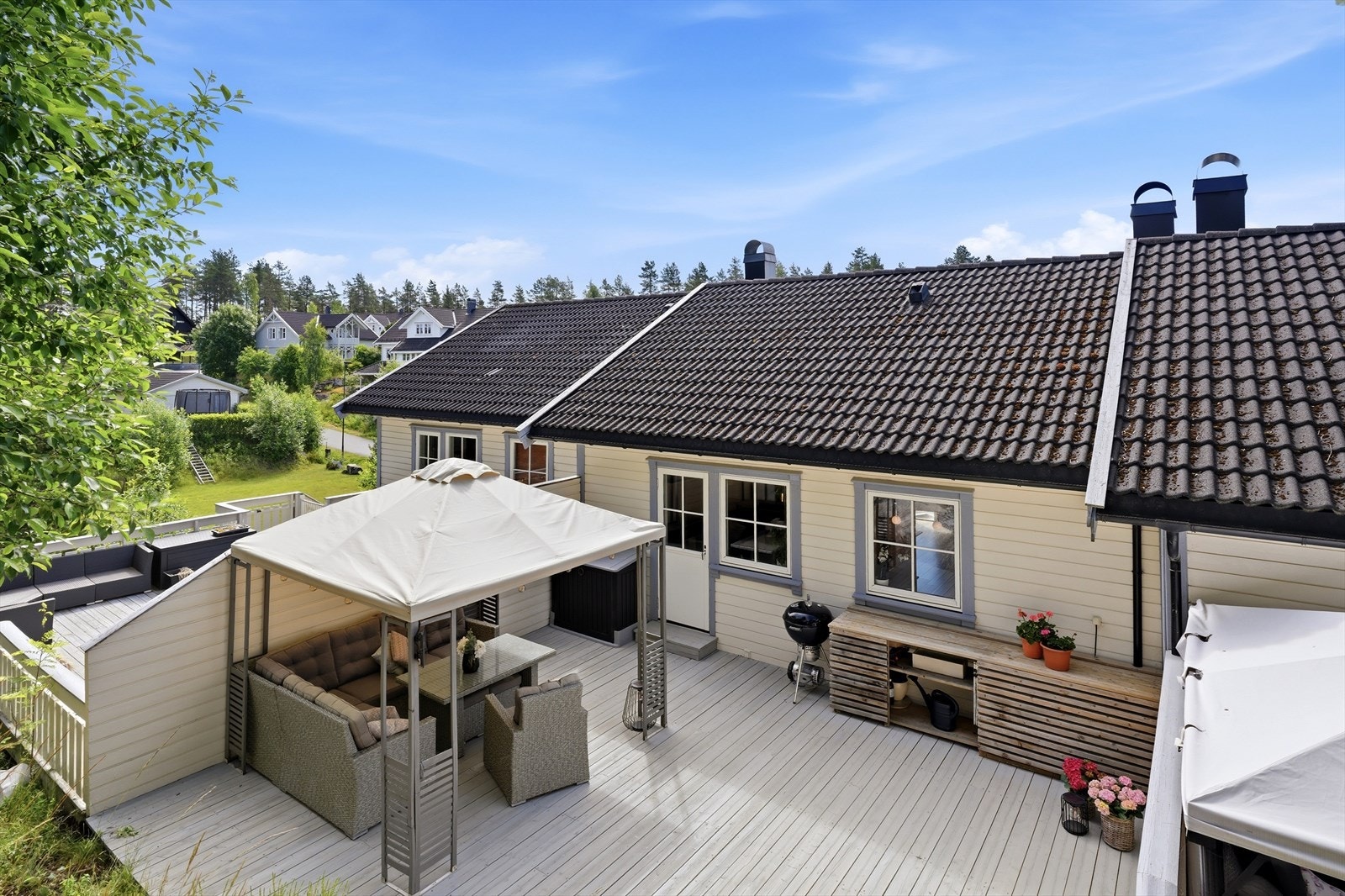 Nyt lange dager på denne herlige og usjenerte terrassen, med god plass til familie og venner! Galleribilde