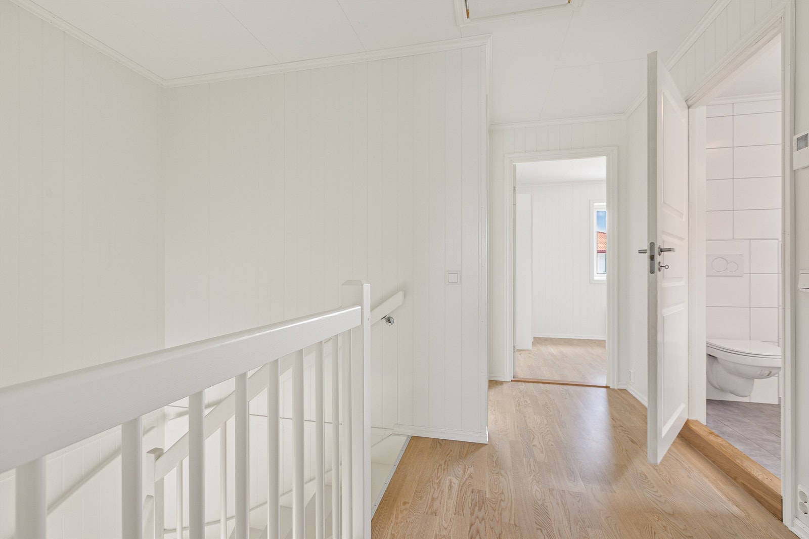 I 2. etasje er det tre soverom, bad og et omkledningsrom Galleribilde