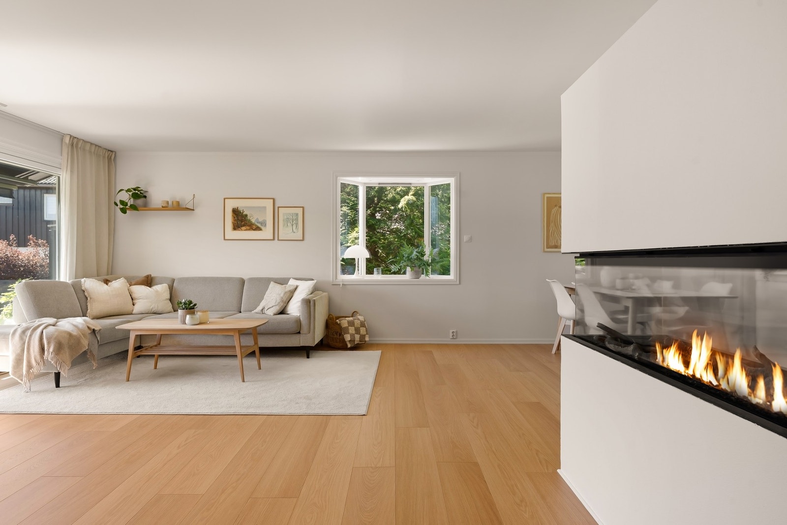 Store vindusflater slipper inn rikelig med naturlig lys. Galleribilde