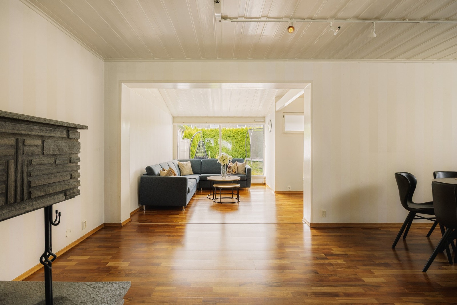 Stuen er lys og romslig, med god plass til både sofahjørne og spisegruppe. De store vindusflatene slipper inn rikelig med naturlig lys og bidrar til en luftig og behagelig romfølelse. Galleribilde