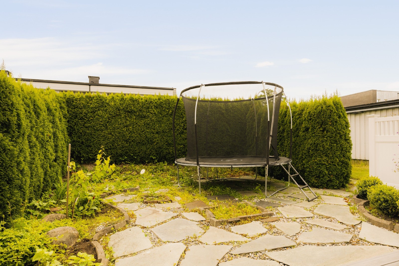 Hagen gir familien et fint uteområde med plass til både lek, trampoline og hyggelige stunder utendørs. Galleribilde