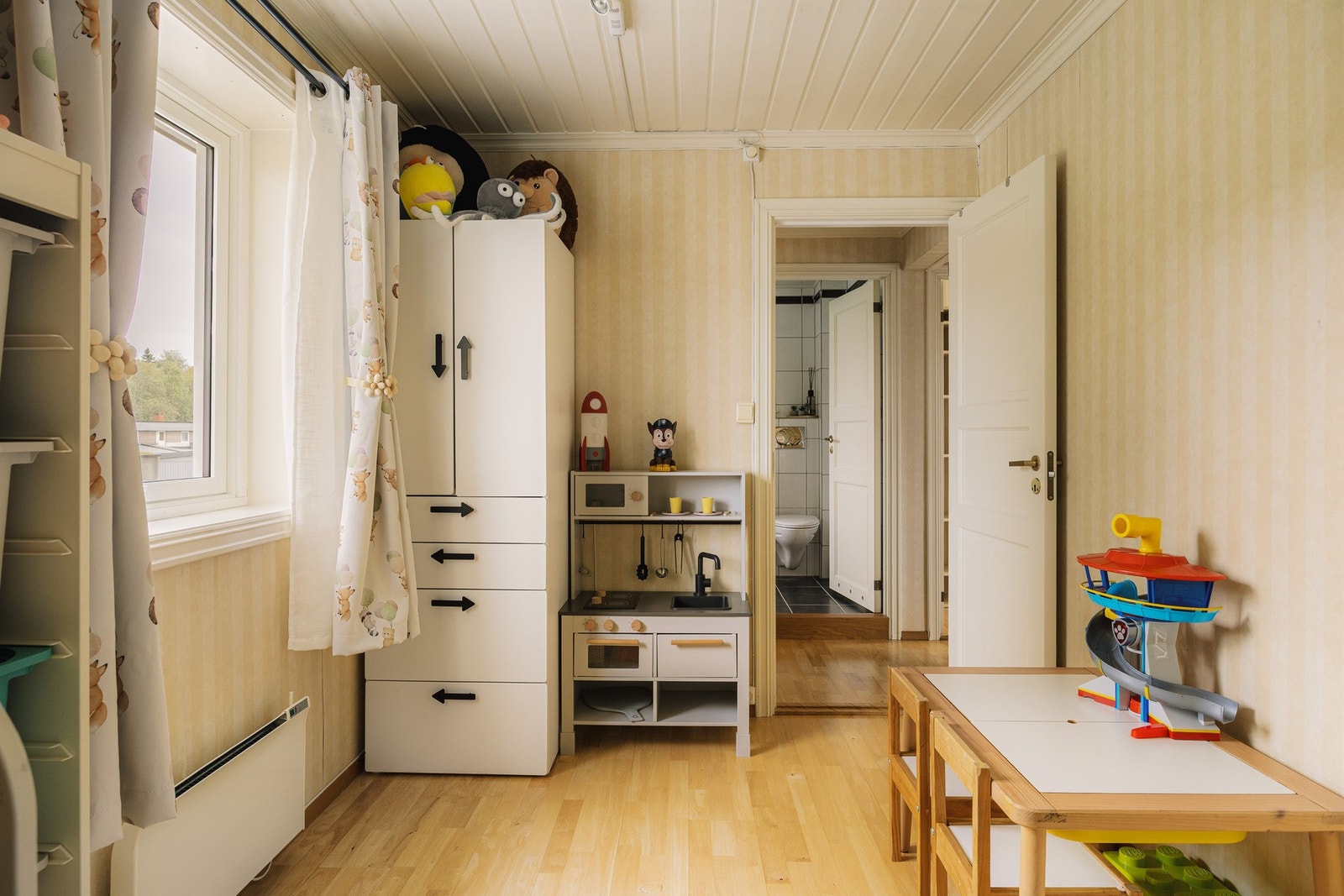 Rommet fremstår lyst og hyggelig, med fin størrelse for både barn, gjester eller annen ønsket bruk. Galleribilde