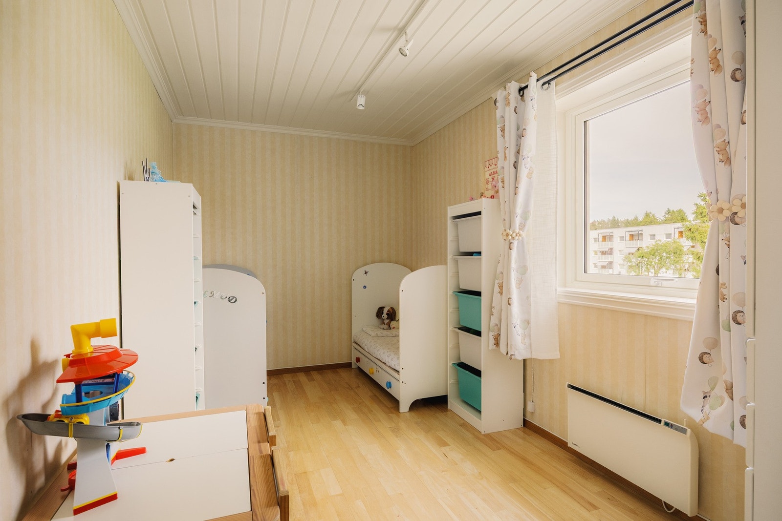 Soverom 2 benyttes i dag som barnerom, og har plass til seng med tilhørende møblement. Galleribilde