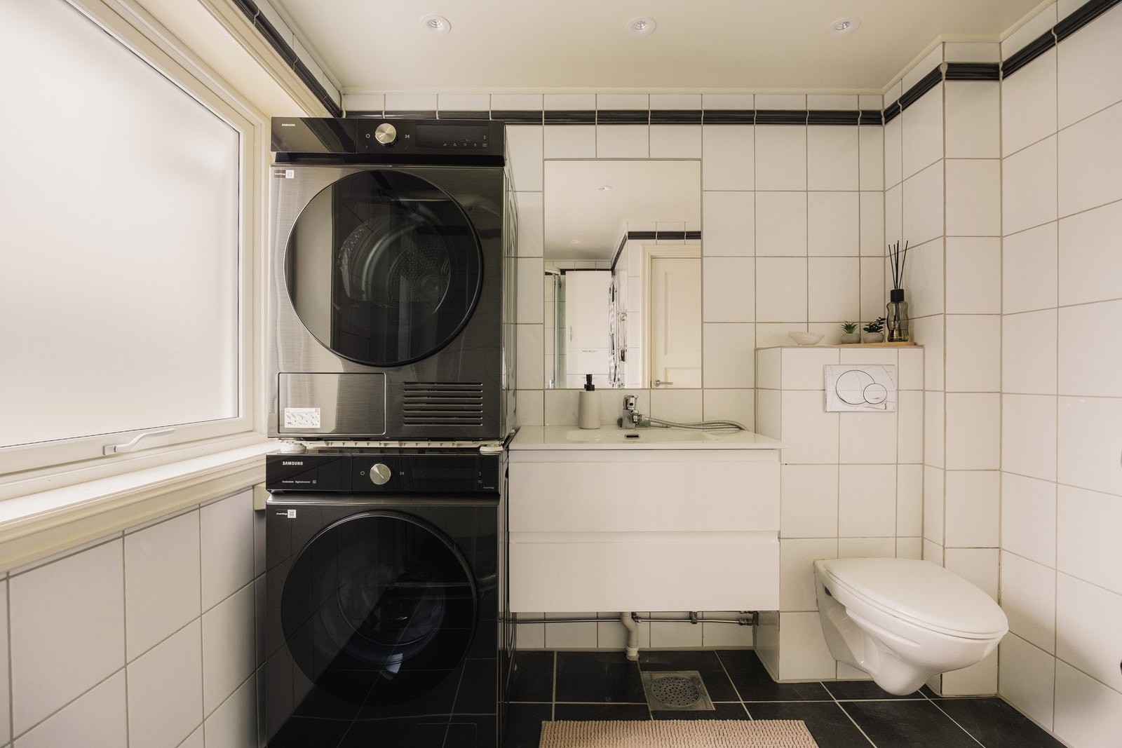 Baderommet er fra 2002 og har flislagt gulv og vegger samt himling av malt flate med downlights. Innredningen består av vegghengt servant med skuffer, ovenpåliggende servant med ett-greps armatur, innmurt speil på vegg over servant og gulvstående høyskap. Galleribilde