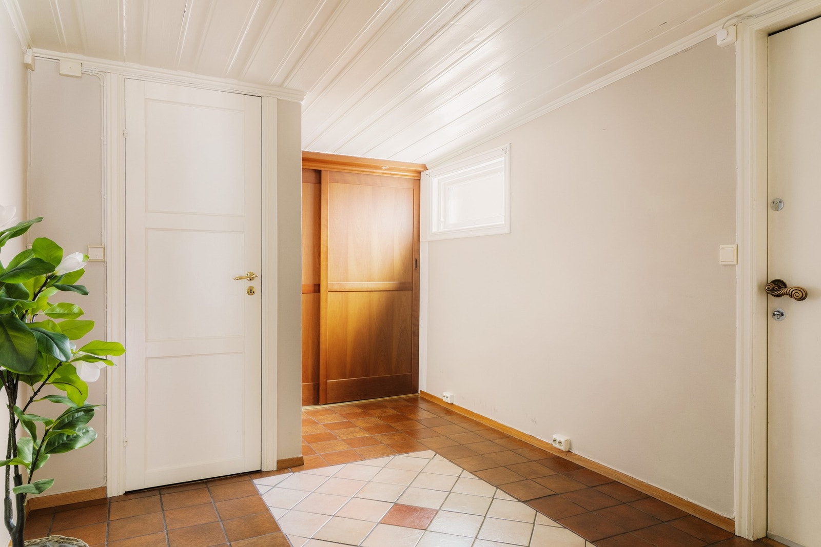 Her får du gode oppbevaringsmuligheter i en praktisk skyvedørsgarderobe, samt et toalettrom i tilknytning til entréen. Galleribilde