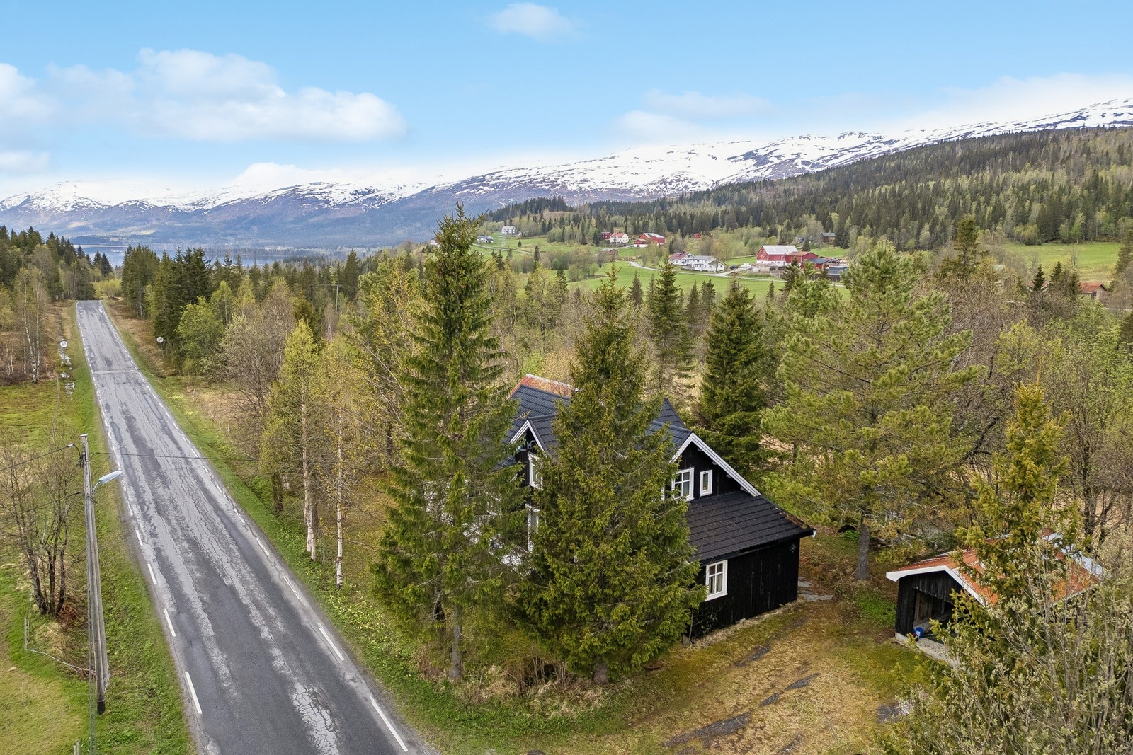 Kort vei til innsjø med fiskemuligheter, strand med bademuligheter, lysløype og butikk. Galleribilde