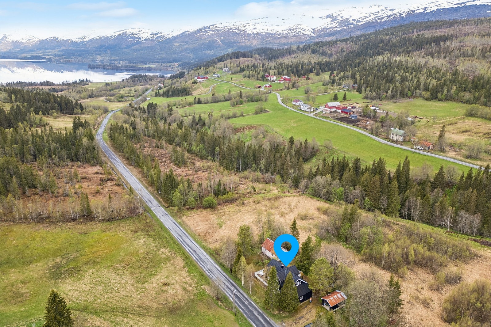 Tomtestørrelsen er på 1427 m² eiet tomt. Galleribilde