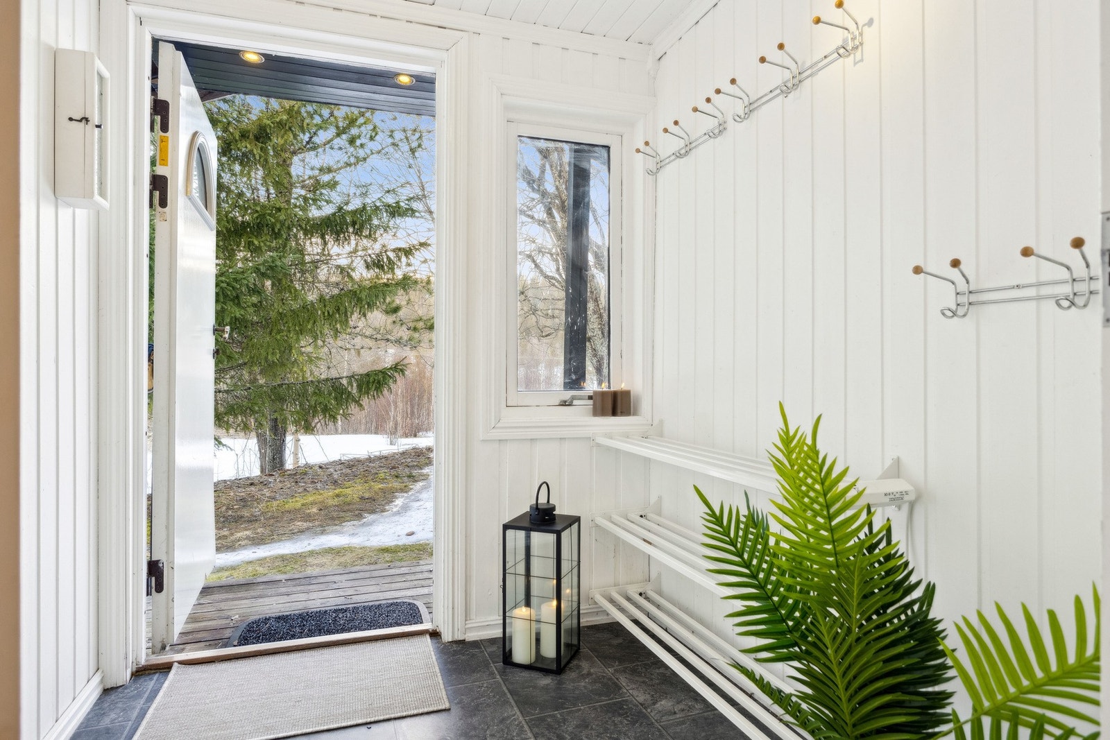 Eneboligen har BRA-i på 90 m² og 1 etasje inneholder vindfang, hall med trapp, stue, kjøkken, bad, vaskerom, bod og 1 soverom Galleribilde