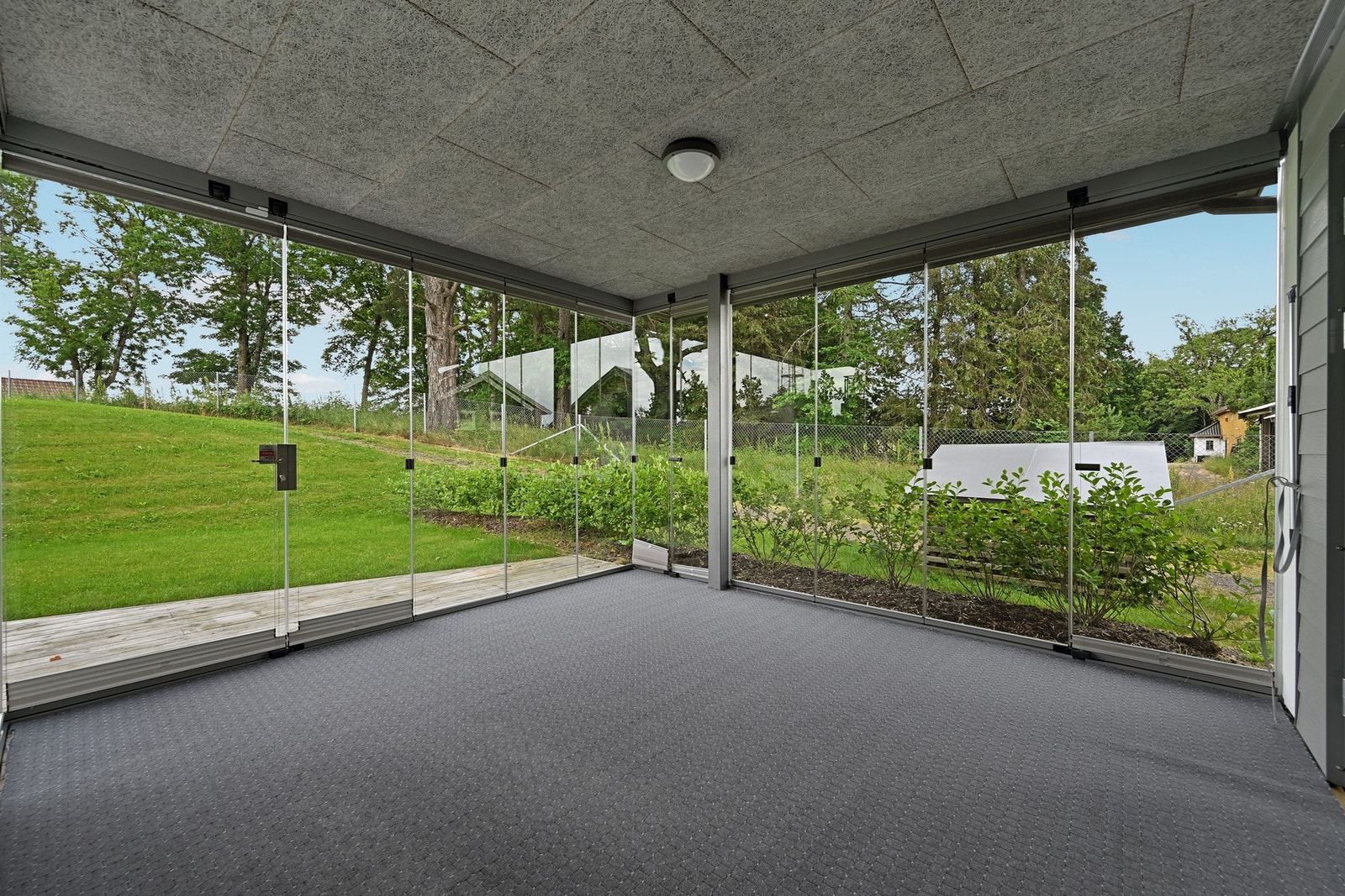 Innglasset terrasse med solskjerming på vinduene Galleribilde
