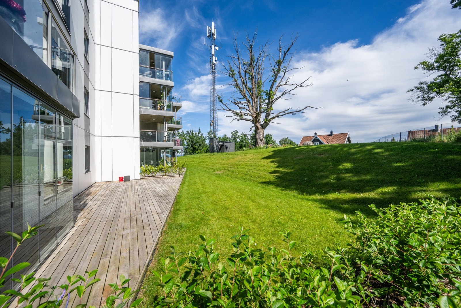 En meget praktisk terrasse med direkte adkomst til fellesarealer Galleribilde