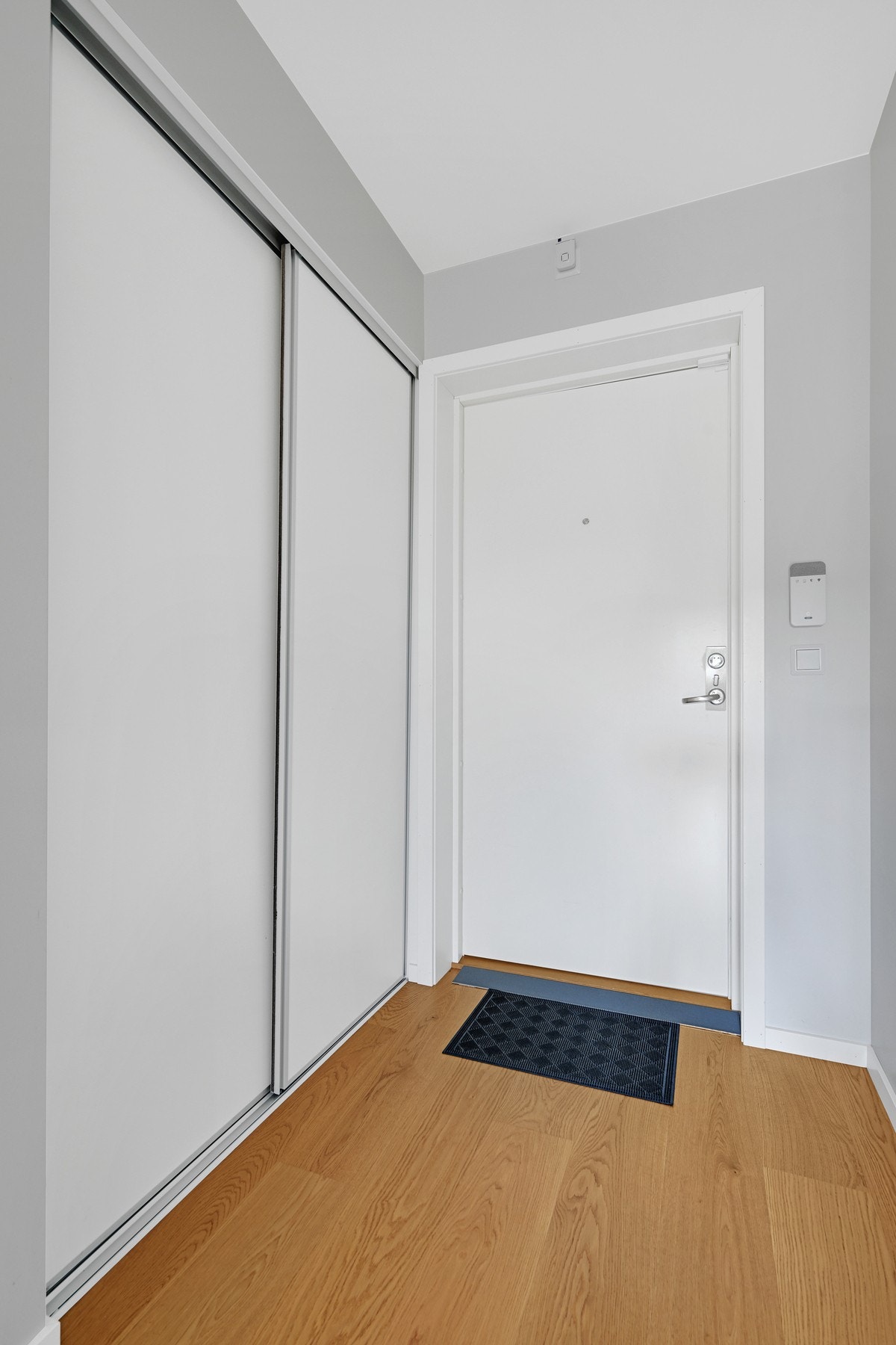 Romslig gang med stor skyvedørsgarderobe Galleribilde