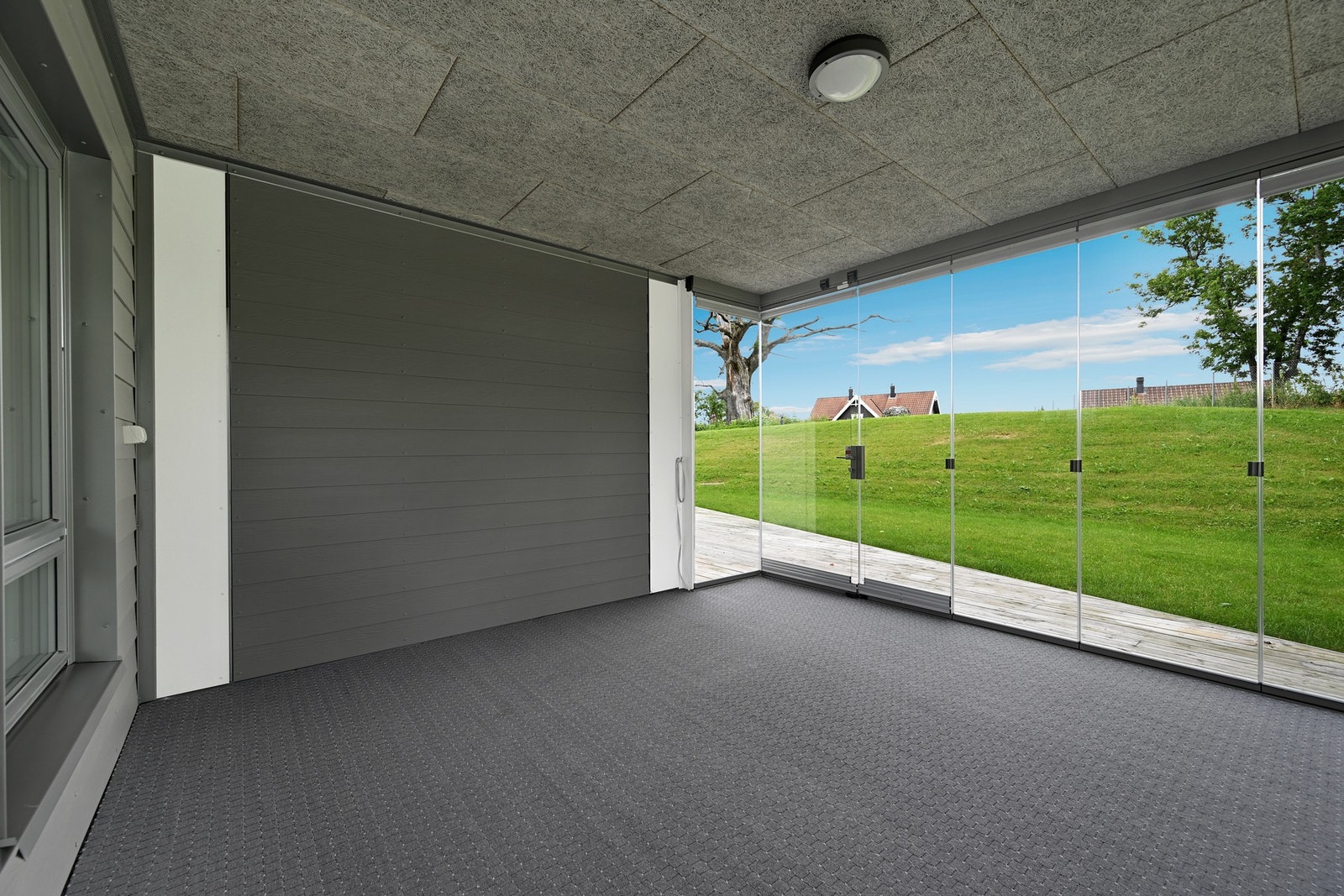 Fra stuen er det utgang til den deilige innglassede terrassen Galleribilde