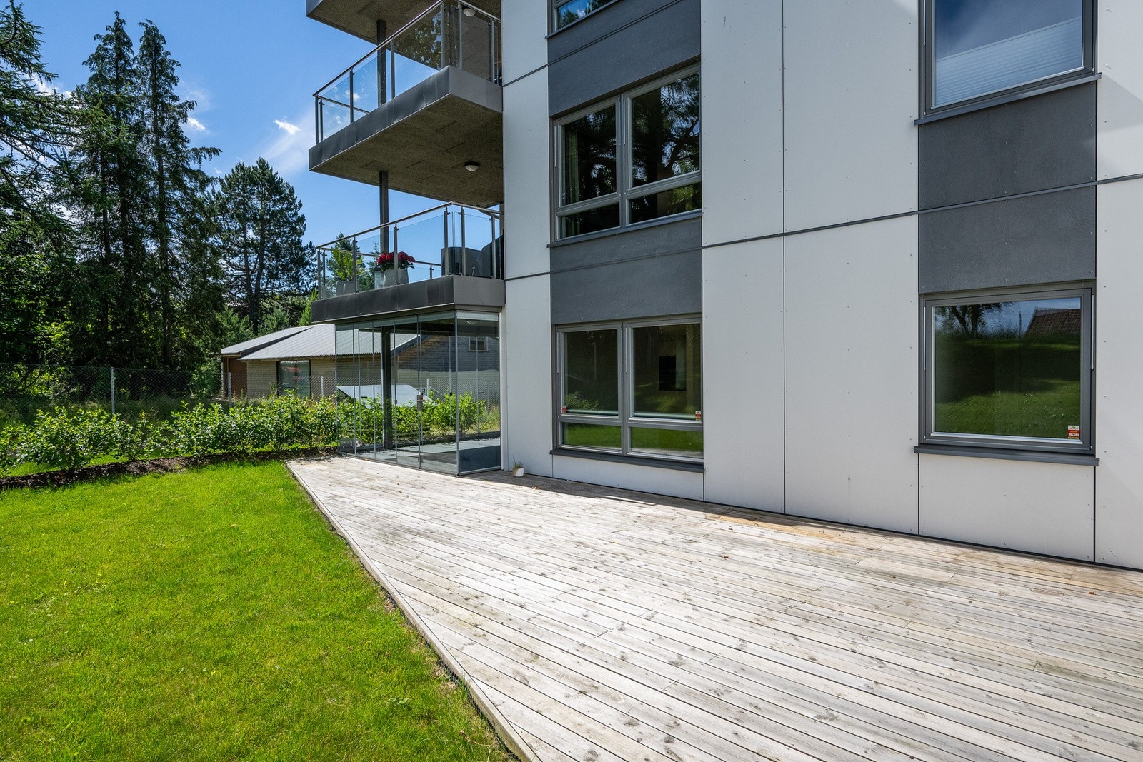 Fra den innglassede terrassen er det utgang til terrassen Galleribilde