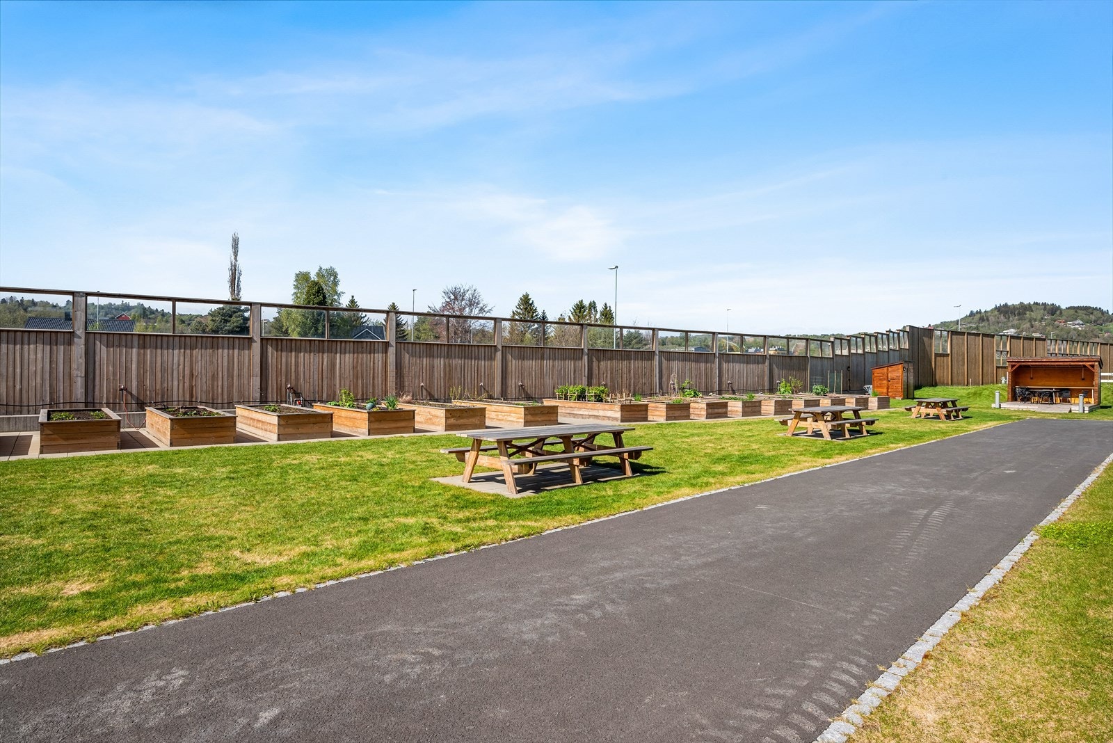 Beliggenheten er sentral, med kort gangavstand til alt en måtte trenge. Dagligvare, kjøpesenter, treningssentre, skoler, skysstasjon for både buss og tog ligger bare en liten spasertur unna. Galleribilde