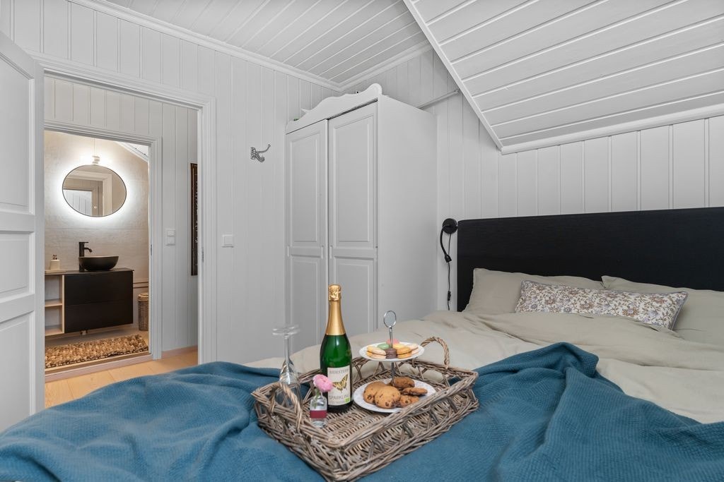 Hovedsoverom med plass til seng og garderobeskap Galleribilde