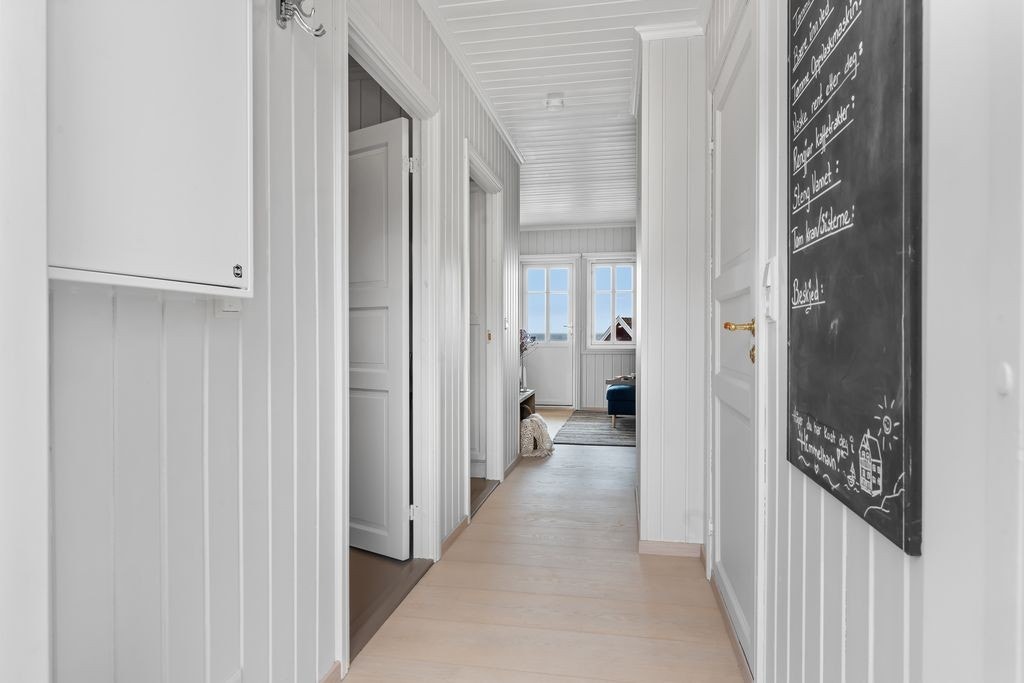 Leiligheten byr i helhet på entré / gang, 2 soverom, bad/vaskerom,
stue/kjøkken, samt en utebod Galleribilde