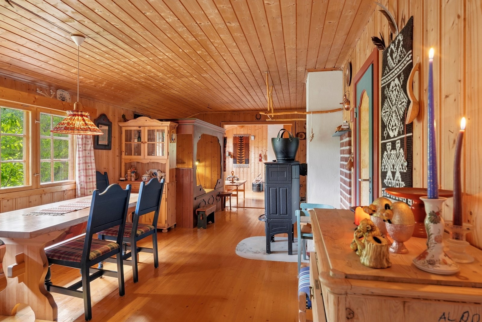 Gjennomgående treoverflater på gulv, vegger og i himling skaper en lun helhet. Galleribilde