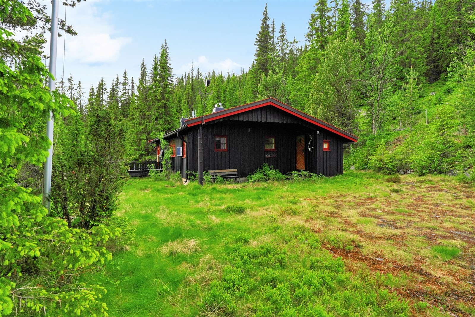 Hytten ligger fredelig til i naturskjønne omgivelser i Bjødalen/Knutstølen på sørsiden av Bjødalsfjellet, ved Brattrudsætrin, Bagn i Valdres. Galleribilde
