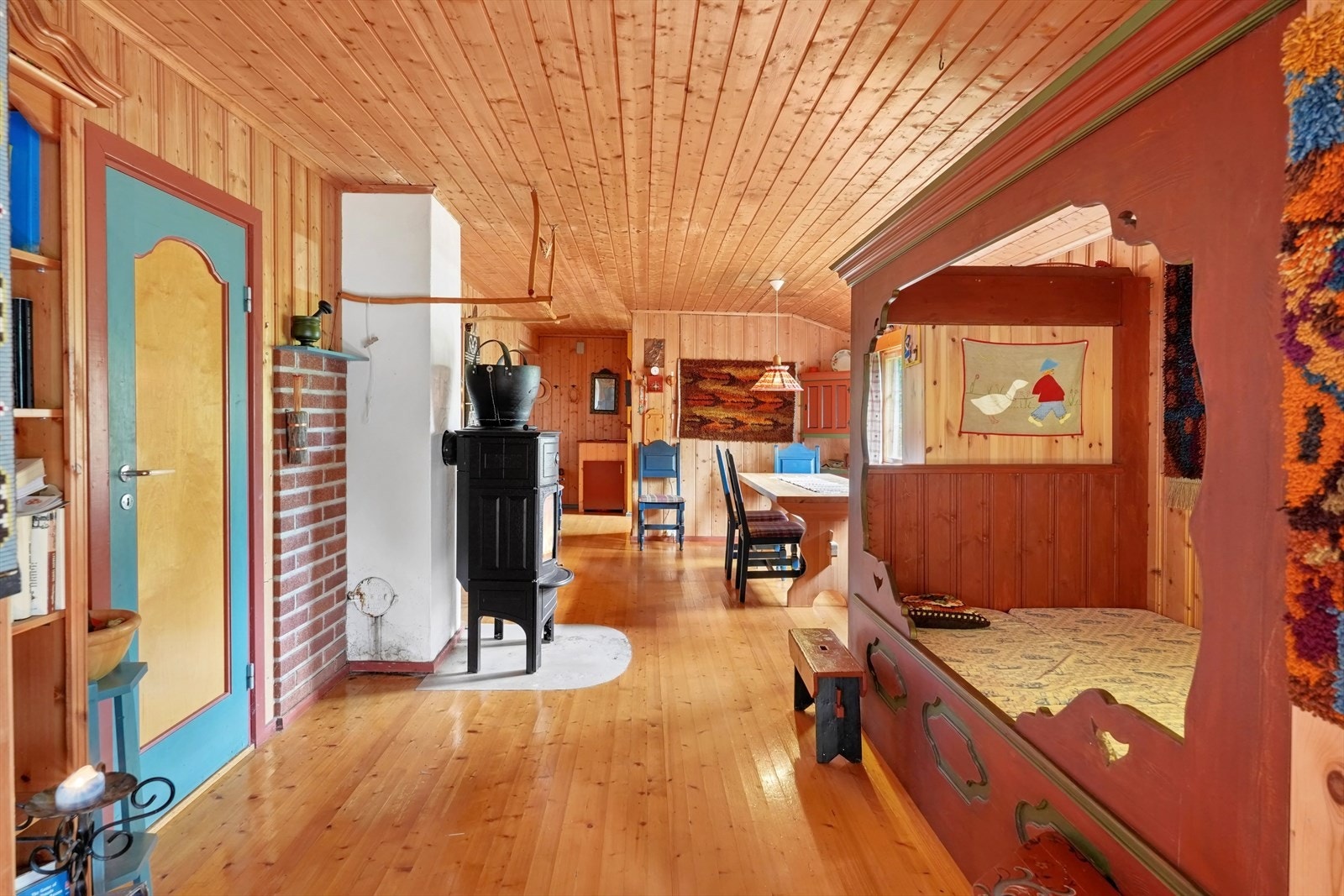 Her er det en flott plassbygd seng som kan brukes som en god lesekrok på dagtid. Galleribilde