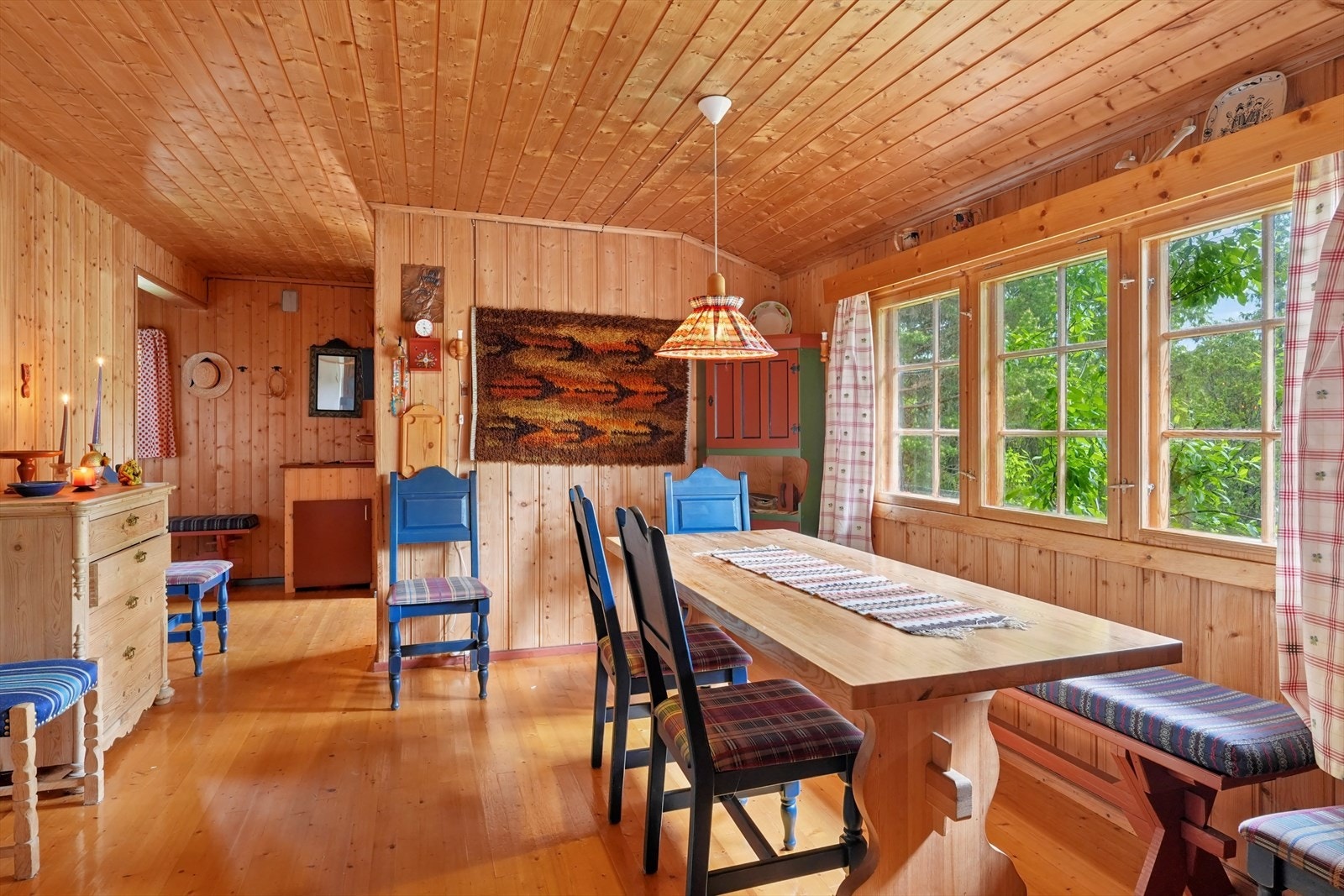 Spisestuen har plass til et langbord for felles måltider. Galleribilde