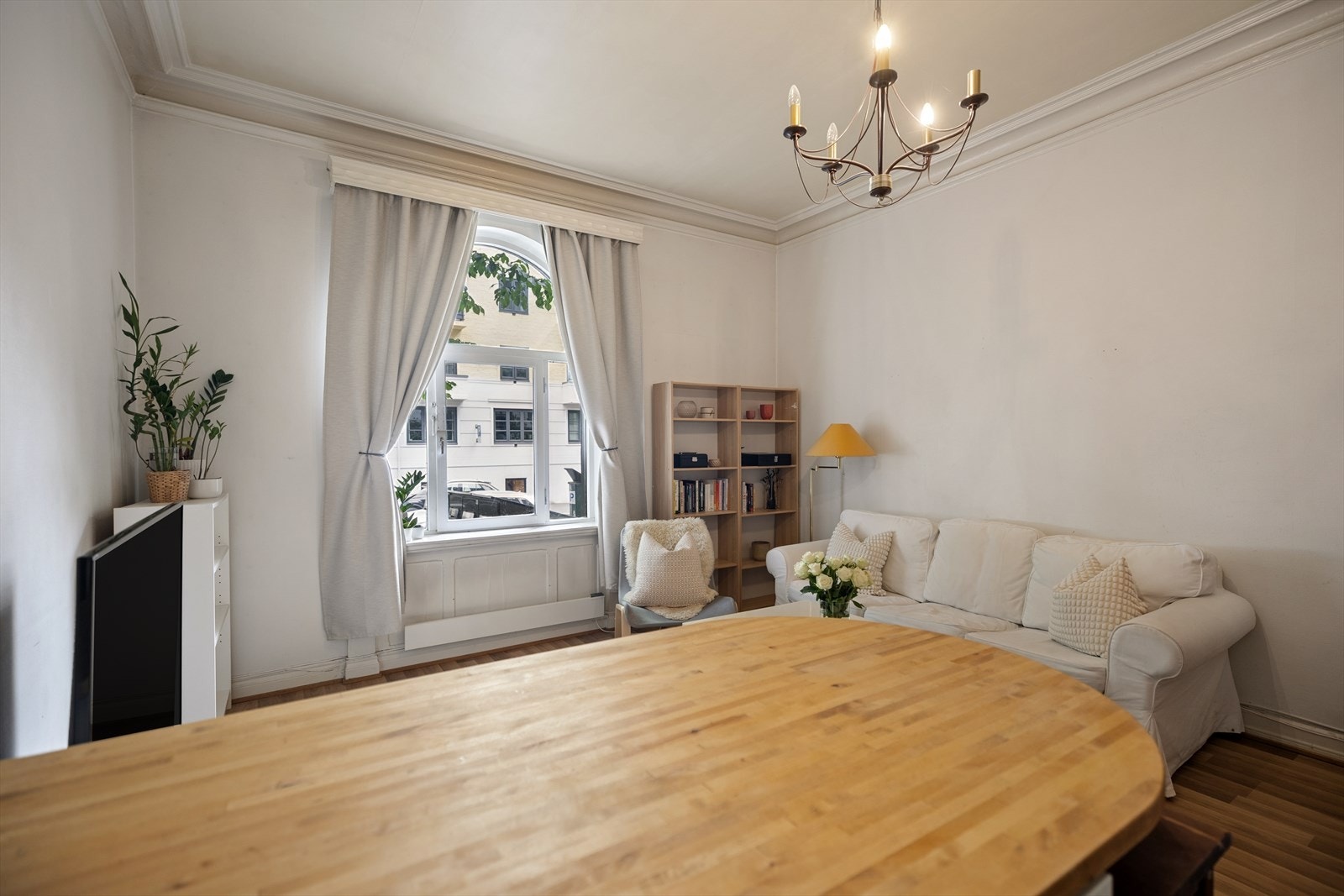 Her er er det gode og naturlige soner for både sofagruppe og spiseplass. Galleribilde